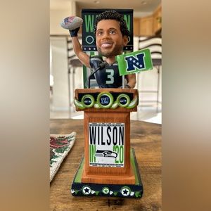 Russell Wilson Seattle Seahawks #72 of 220 NFL Legends of The Field Bobblehead